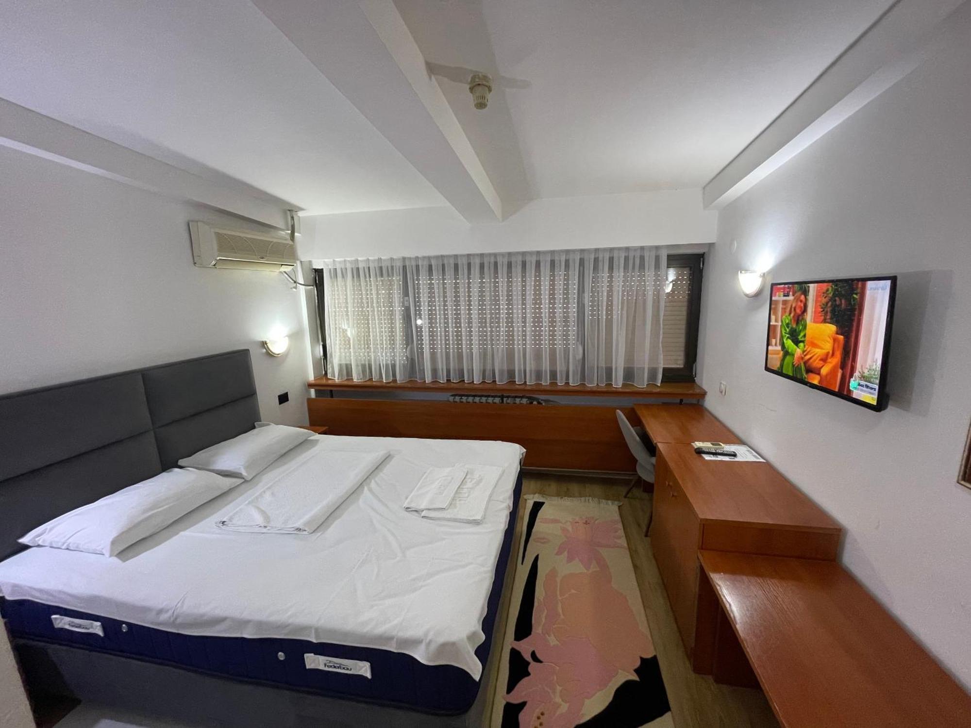 Hotel Square Скопье Экстерьер фото