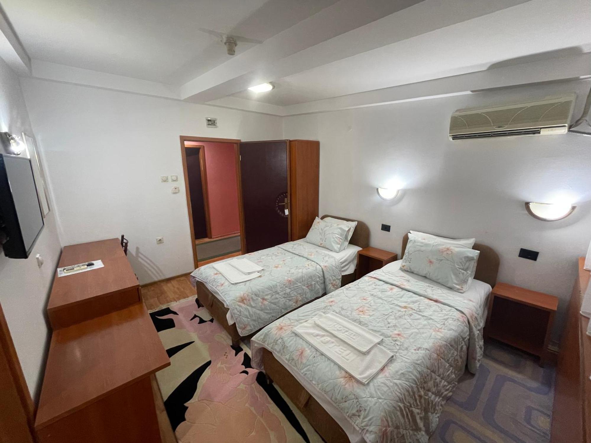 Hotel Square Скопье Экстерьер фото