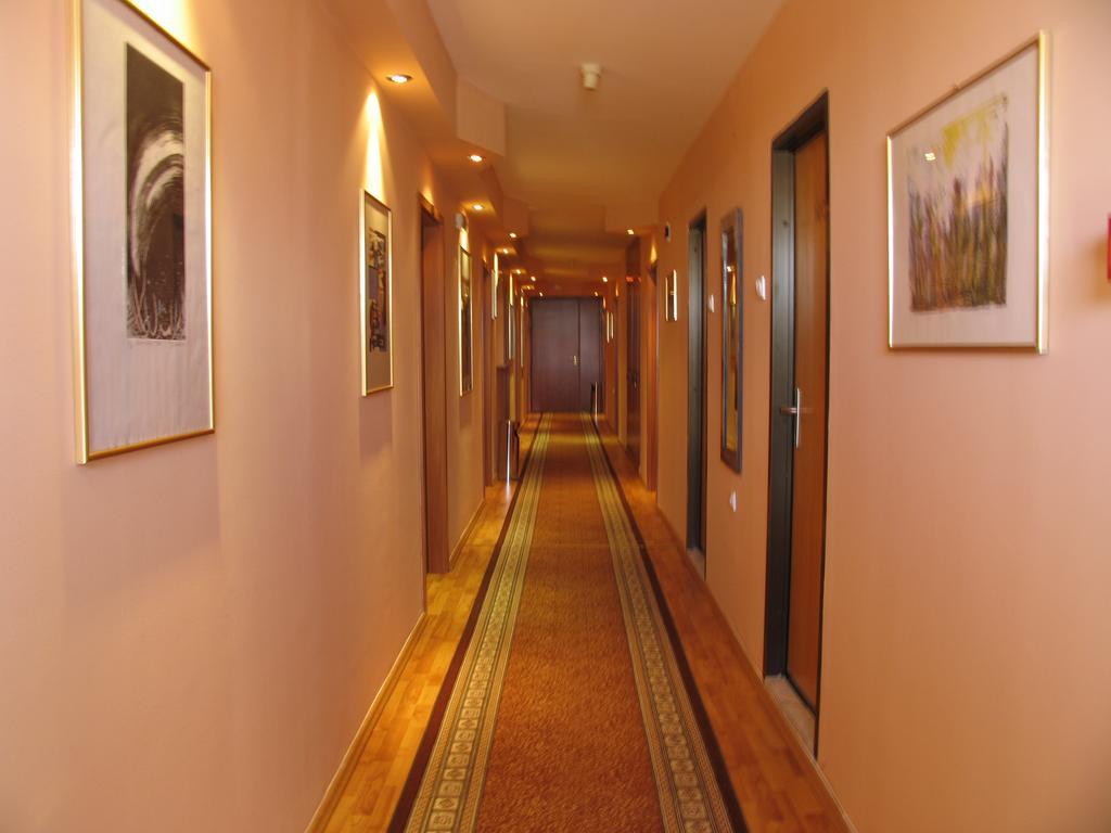 Hotel Square Скопье Экстерьер фото